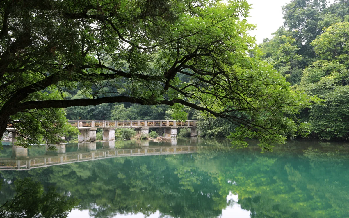 Huaxi Park with river, trees, and lake