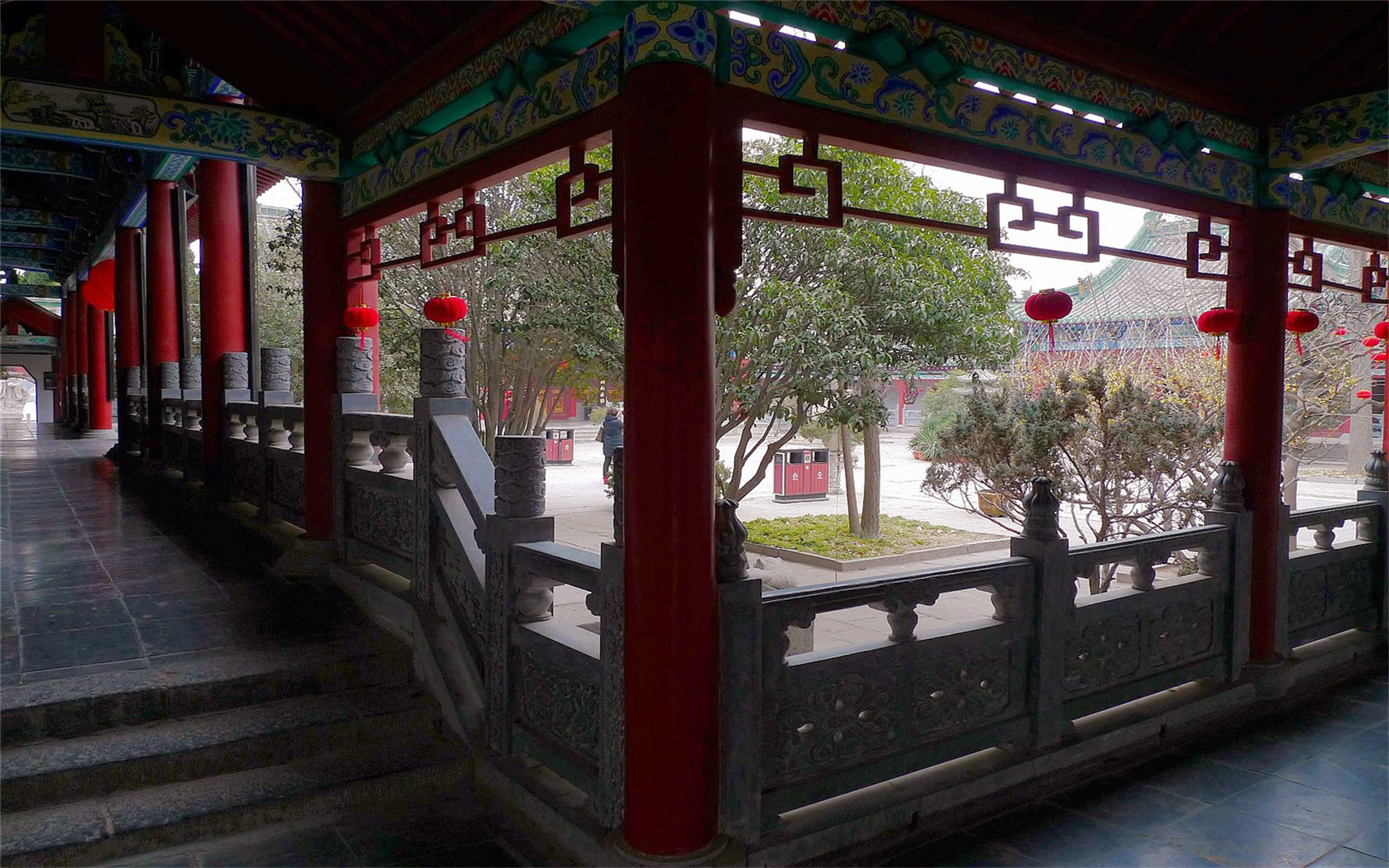 Baogong Temple Courtyard Statue