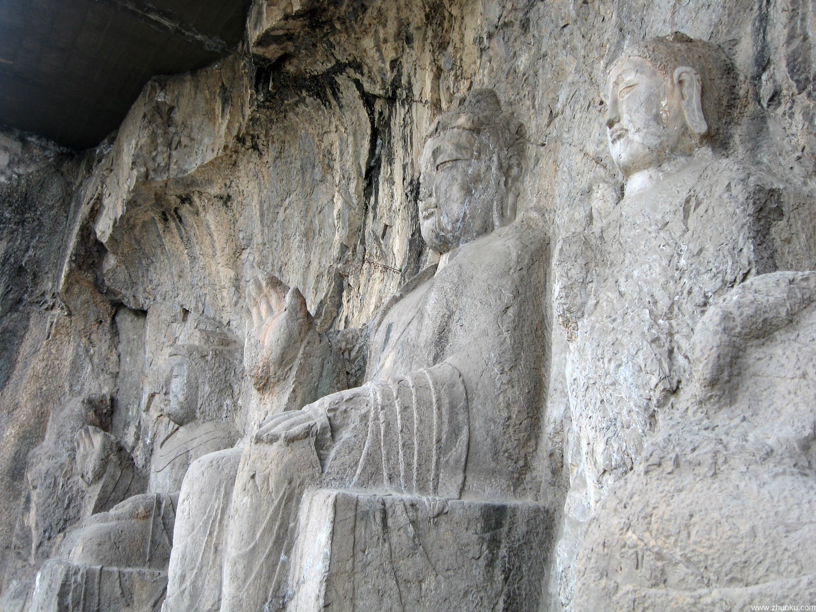Panoramic view of the Yi River and grotto cliffs