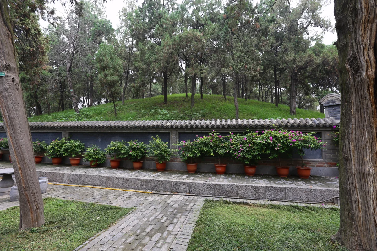 Guanlin Temple — ancient courtyards and warrior statues