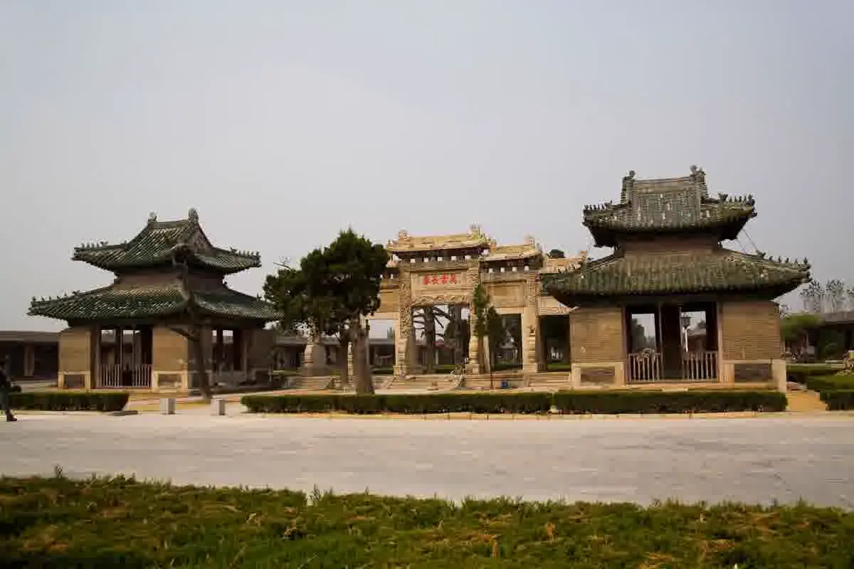 The ancient forest paths of the Cemetery of Confucius