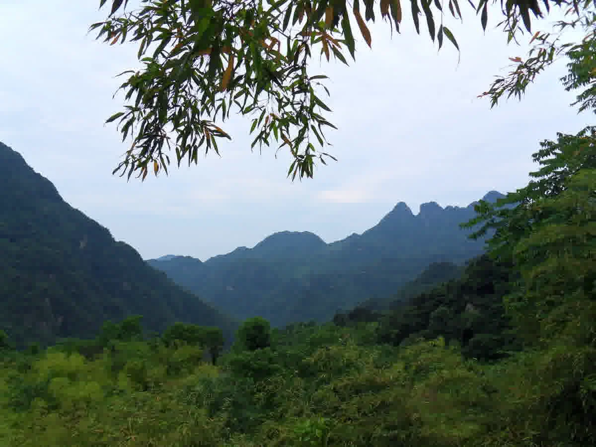 Nanyan Palace perched on the cliff edge with dramatic drop below