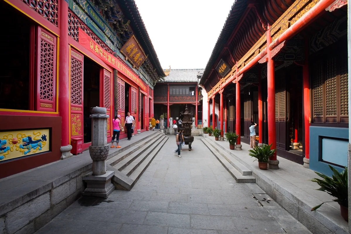 Guiyuan Temple Buddha statue and prayer hall