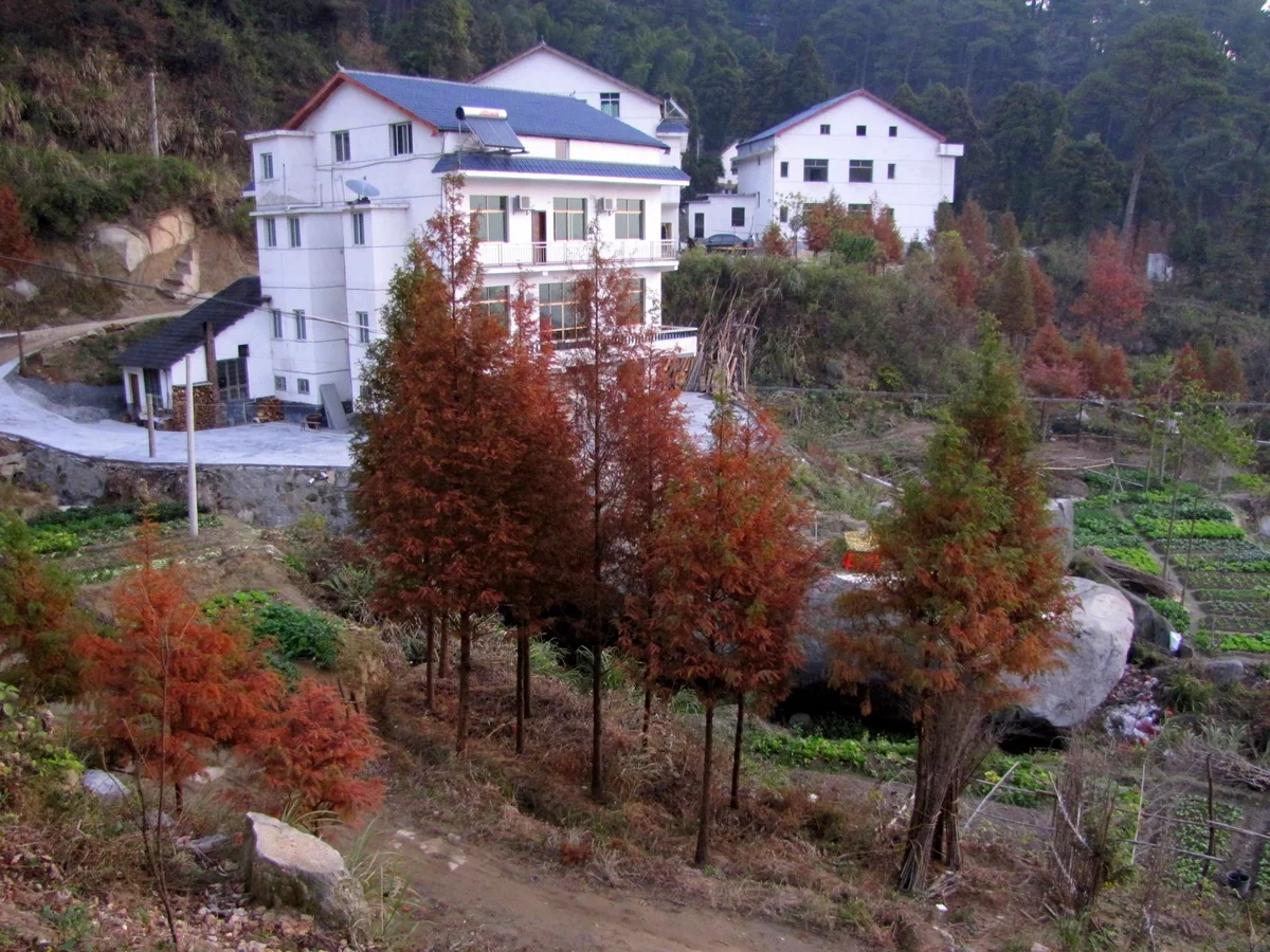 Hengshan mountain temple with scenic mountain views